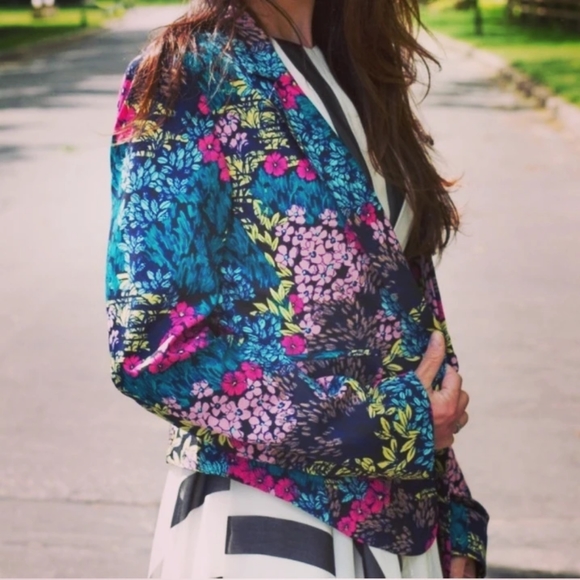 Bisou Bisou Bright Floral Blazer, size L - Picture 9 of 9